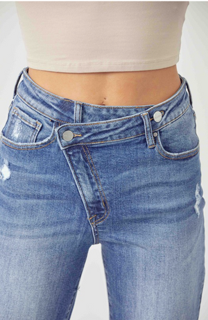 RISEN HIGH-WAIST CROSSOVER TAPERED JEANS